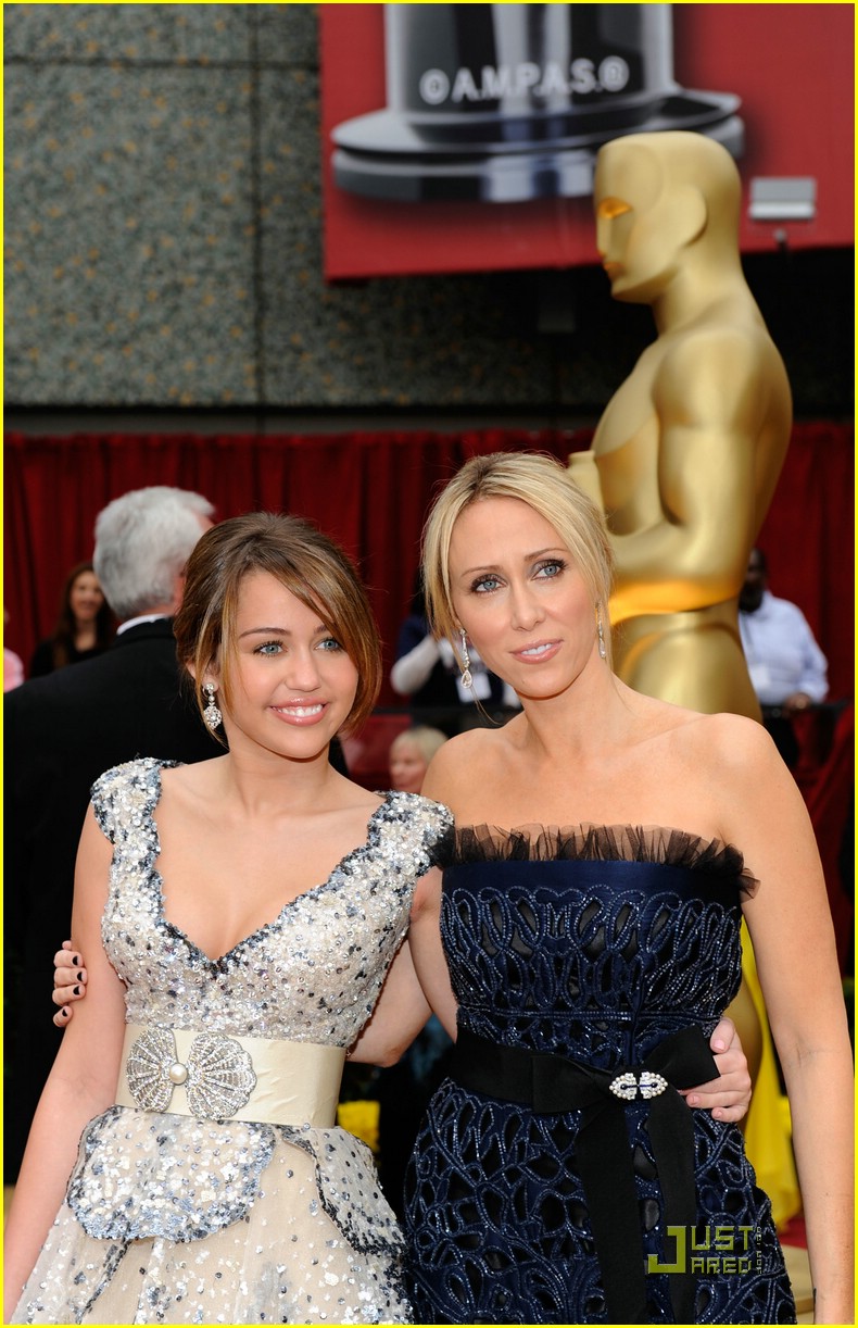 miley-cyrus-2009-oscars-07.jpg