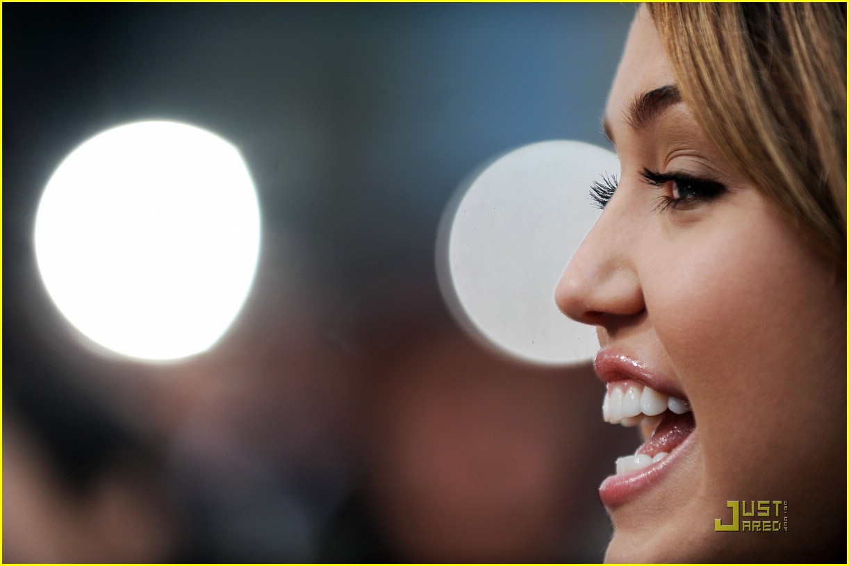 miley-cyrus-2009-oscars-10.jpg